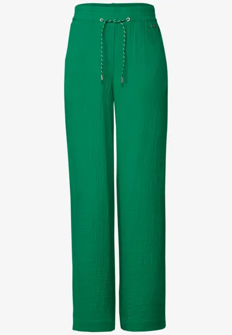 Grüne Hose mit weitem Bein und Kordelzug an der Taille.