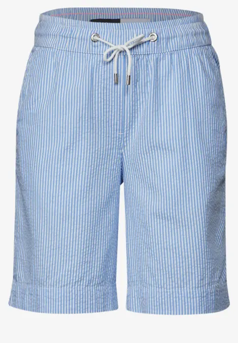 Hellblaue, gestreifte Shorts mit Kordelzug.