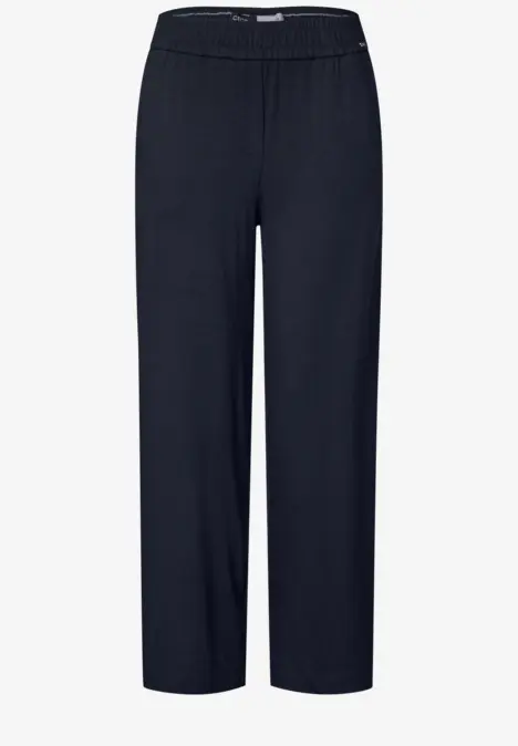 Dunkelblaue Hose mit Gummibund, locker geschnitten.