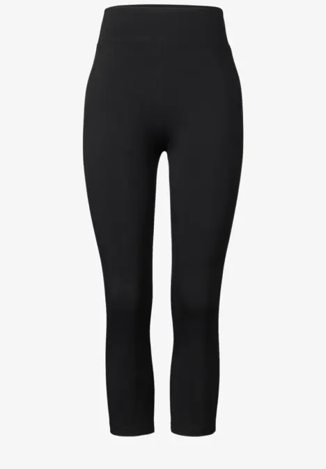 Schwarze, enganliegende Leggings mit hohem Bund.