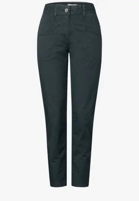 Dunkelgrüne Hose mit Gummibund und Fronttaschen.