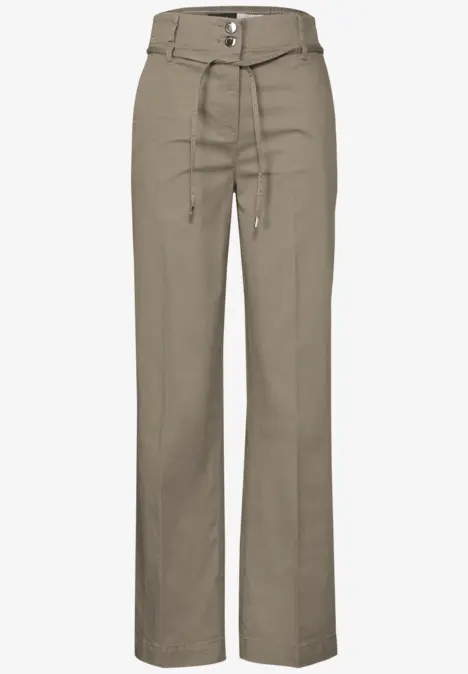 Beige Damenhose mit weitem Bein und Bindegürtel.