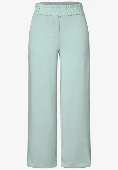 Weite, hellblaue Hose mit Gummibund.