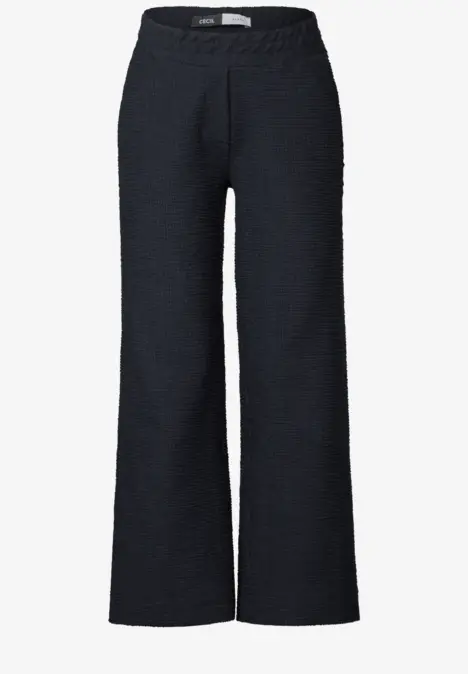 Schwarze, weite Hose mit Strukturstoff und elastischem Bund.