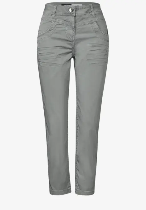 Graue Damenhose mit schmalem Schnitt und Knopfverschluss.