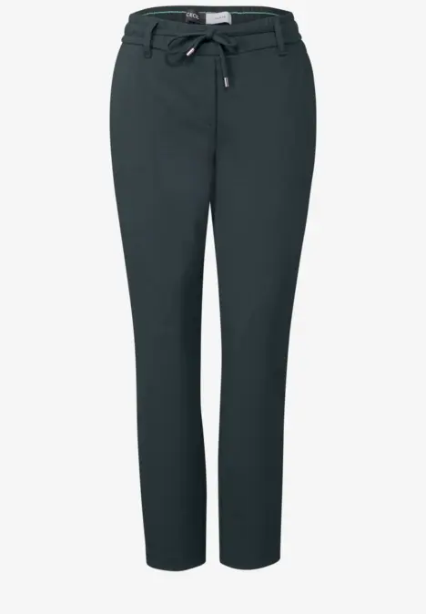 Dunkelgrüne Hose mit Bindegürtel und schmalem Schnitt.