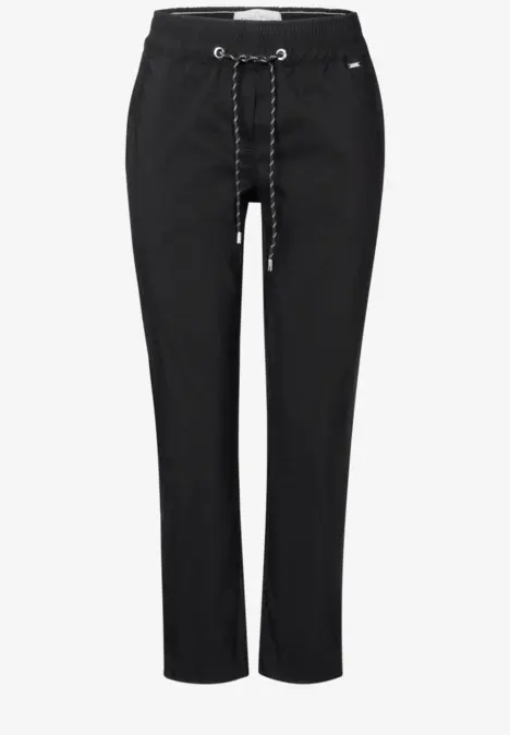 Schwarze Hose mit Kordelzug und Gummibund, schlichtes Design.