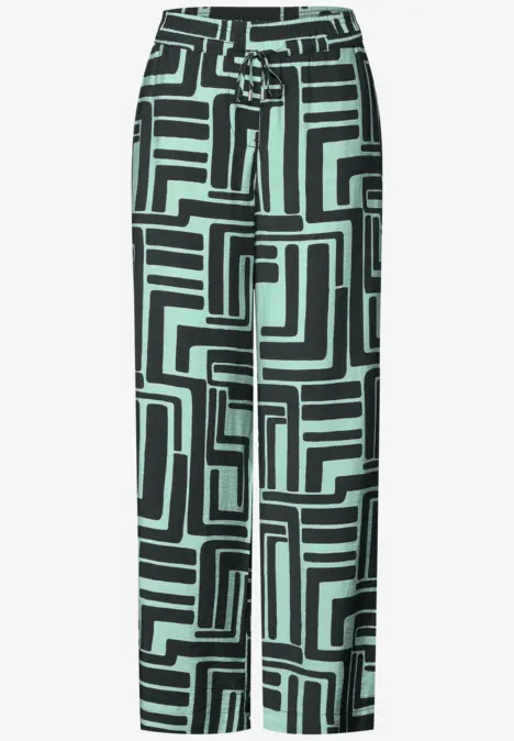 Weite Hose mit mintgrün-schwarzem grafischem Muster.