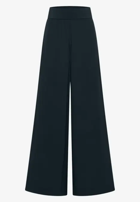 Schwarze weite Hose mit hohem Bund und ausgestellten Beinen.
