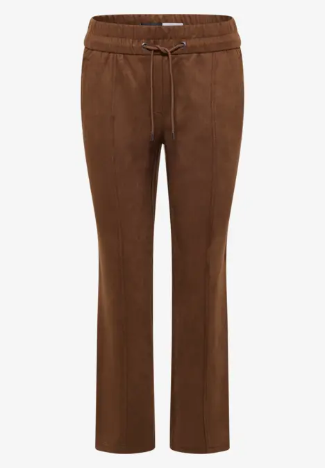 Braune Hose mit Gummizug und Kordelzug vorn.