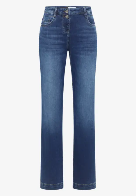 Eine klassische blaue Jeanshose mit geradem Bein und mittlerer Taille.
