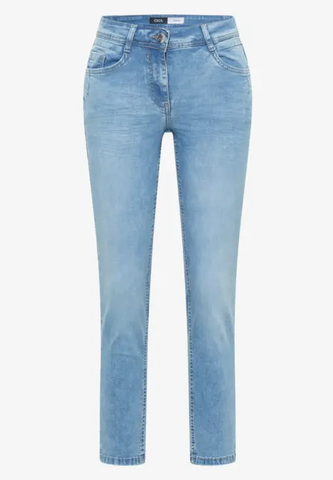 Hellblaue, schmal geschnittene Damenjeans mit mittelhohem Bund und klassischen Taschen.