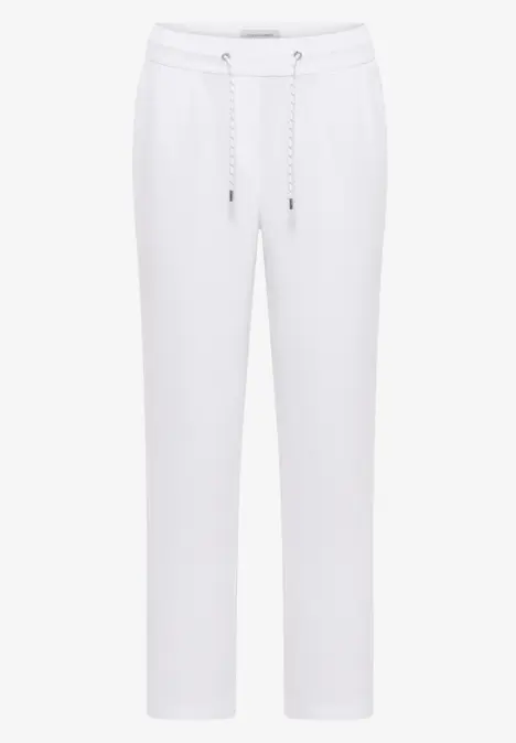 Weiße Jogginghose mit Kordelzug und seitlichen Taschen.