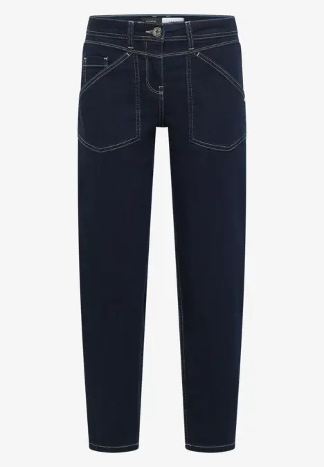 Dunkelblaue Jeans mit geradem Schnitt, markanten Ziernähten und großen Fronttaschen.