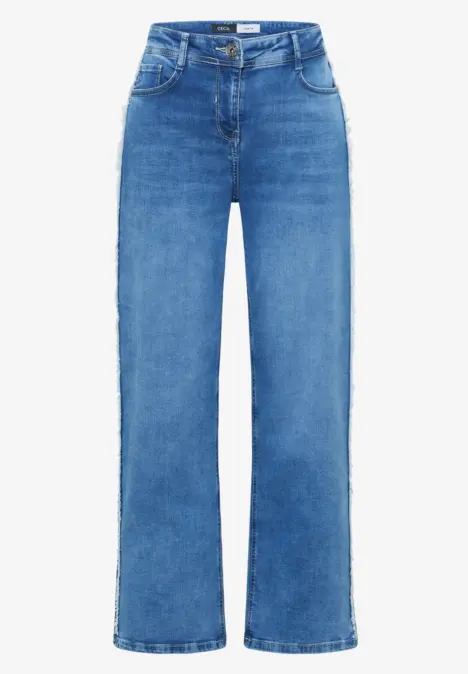 Een klassieke blauwe jeans met hoge taille en rechte pijpen.