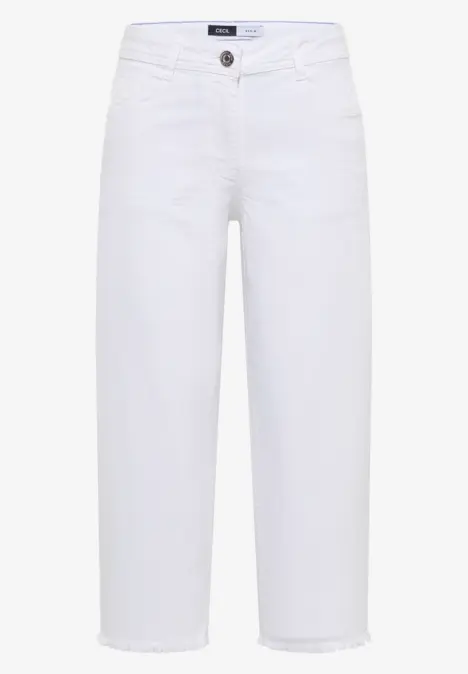 Weiße Jeanshose, gerade geschnitten, knöchellang.