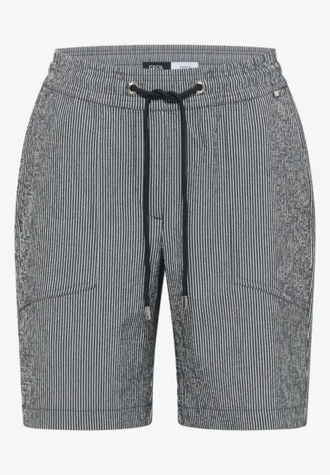 Graue Shorts aus strukturiertem Stoff mit Kordelzugbund und dekorativer Kette, knielang.