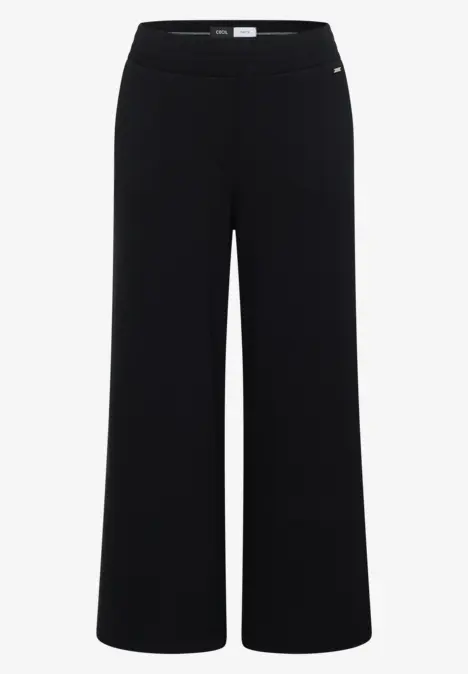 Schwarze, weit geschnittene Hose mit hohem Bund und fließendem Stoff.