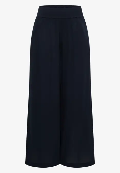 Schwarze, weit geschnittene, knöchellange Hose mit hohem Bund und fließendem Stoff.