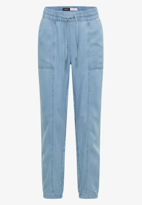 Hellblaue Jogginghose aus Jeansstoff mit elastischem Bund, Kordelzug und aufgesetzten Taschen.