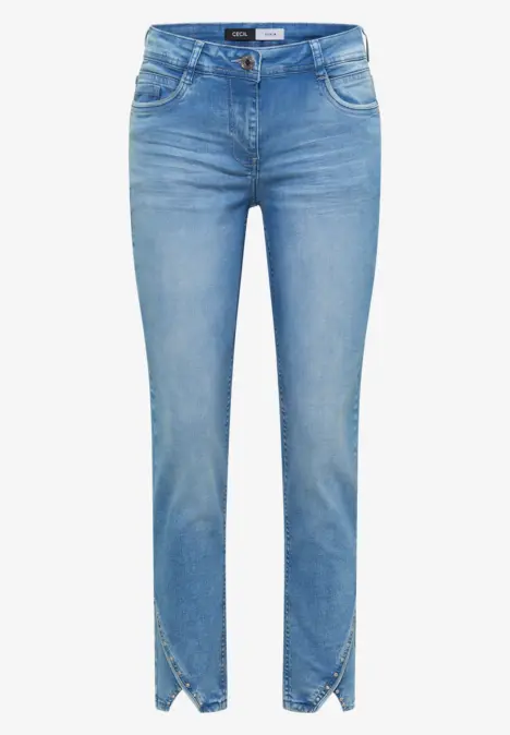 Schmale hellblaue Slim-Fit-Jeans mit dezenten V-förmigen Knöchel-Details.