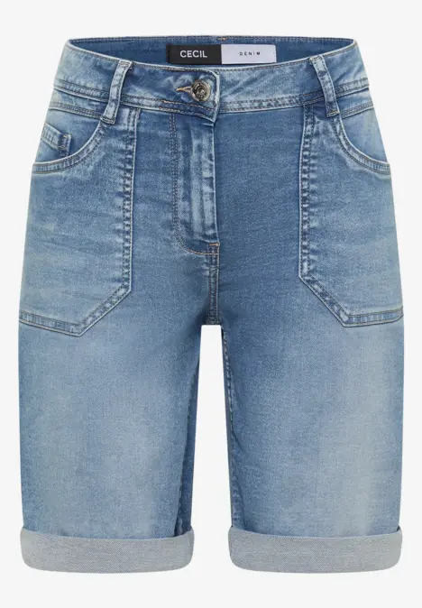 Hellblaue Denim-Bermuda-Shorts mit Umschlag, tailliert und mit Fronttaschen.