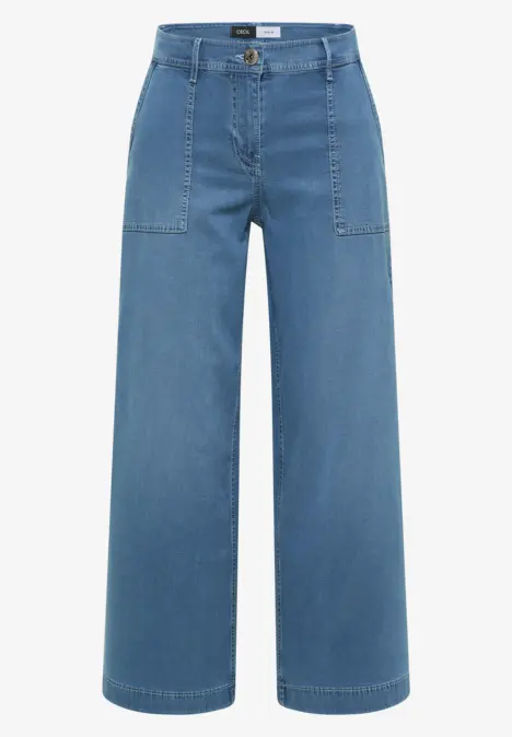 Blaue Denim-Hose mit weitem Bein, hohem Bund und aufgesetzten Taschen vorne.