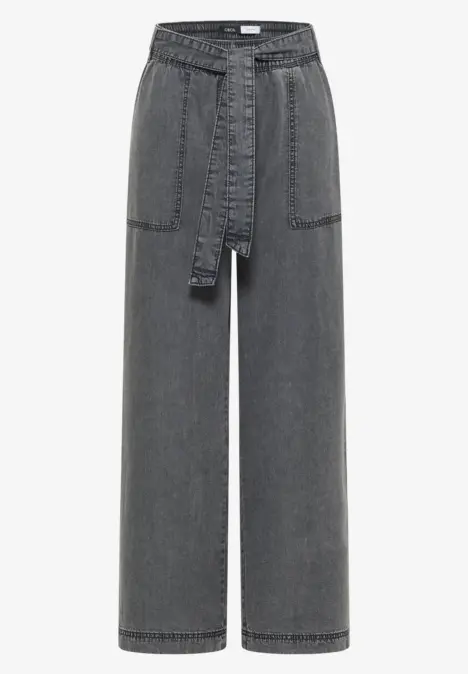 Graue, weite Jeanshose mit hoher Taille, breiten Beinen, aufgesetzten Taschen und Stoffgürtel.