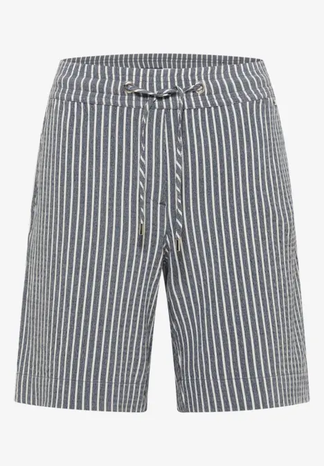 Graue Shorts mit weißen vertikalen Streifen und Kordelzugbund.