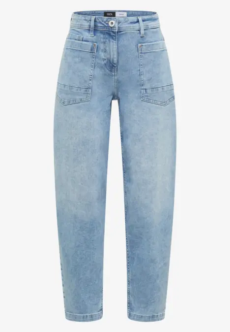 Hellblaue Jeanshose mit hohem Bund, locker geschnittenen Beinen und aufgesetzten Taschen vorne.