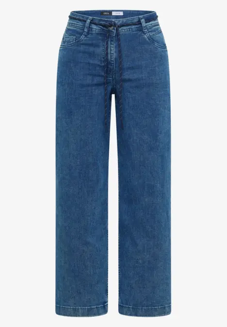 Eine blaue, gerade geschnittene Jeans mit weitem Bein.