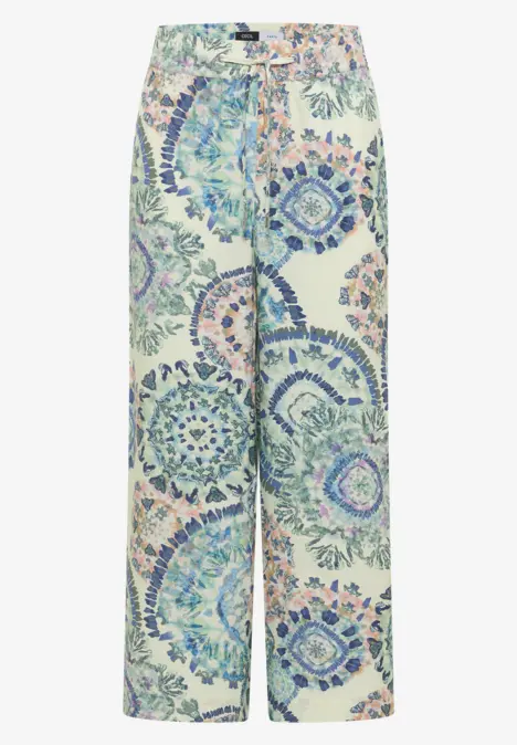 Weite Stoffhose mit pastellfarbenem Mandala- und Blumenmuster in Blau, Grün und Creme. Leicht und elegant.
