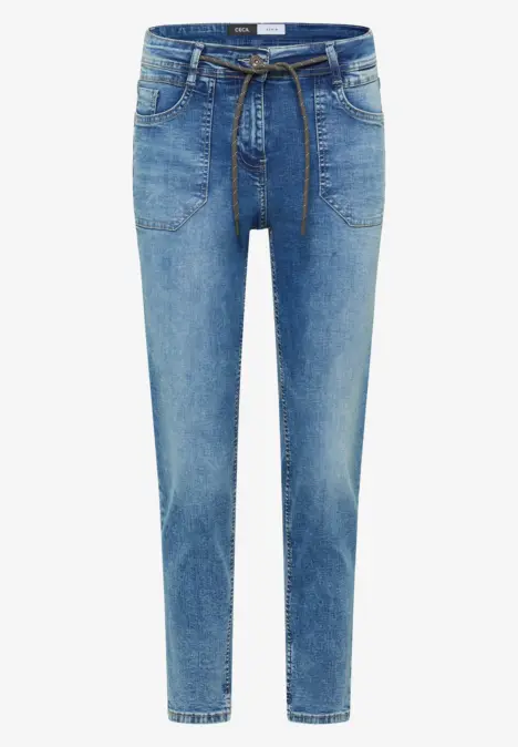 Helle Damenjeans mit hohem Bund, Kordelzug und schmal zulaufenden Beinen im lässigen Look.