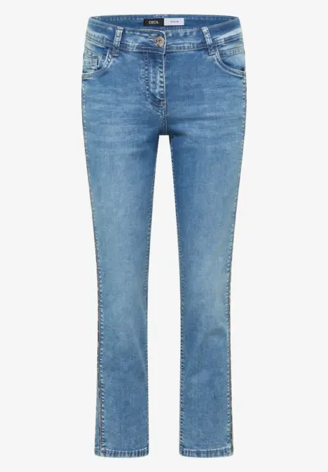 Blaue Jeans mit geradem Schnitt und klassischen Taschen.