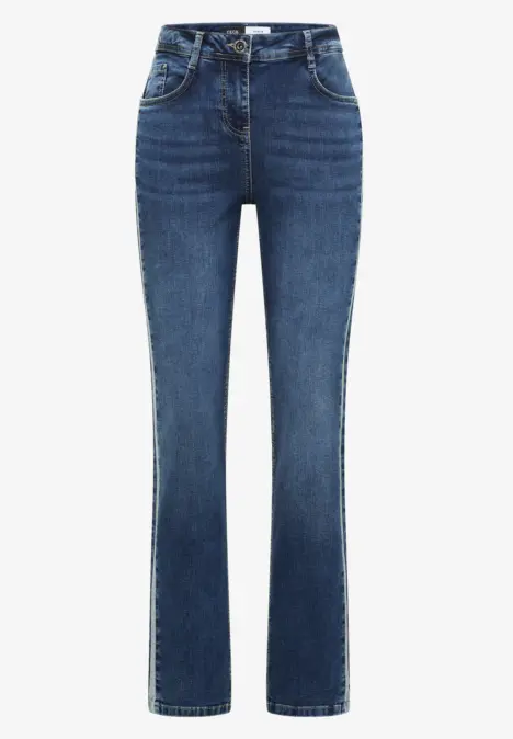 Eine klassische, gerade geschnittene blaue Jeanshose mit hohem Bund.