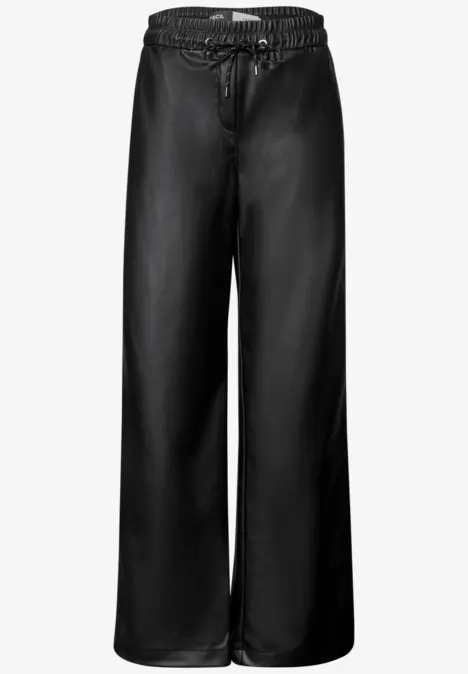Ein Paar schwarze, weite Hose mit Tunnelzugbund und geradem Schnitt.