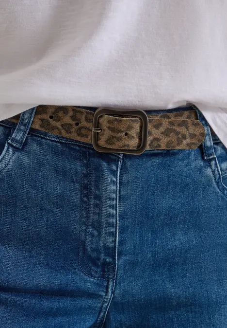 Blaue Jeans mit Leoparden-Gürtel und weißem Shirt – stylischer Alltagslook.
