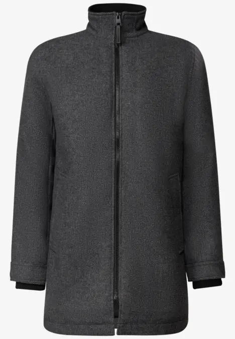Manteau long gris avec col montant et fermeture éclair.
