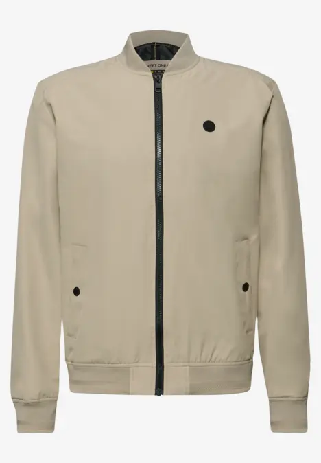 Lichtbeige bomberjack met zwarte ritssluiting en strak, minimalistisch ontwerp