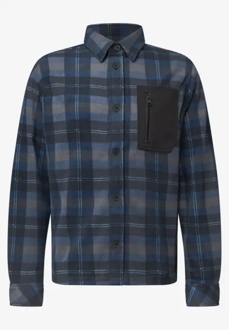 Blauw-grijs geruit overhemd met knoopsluiting en een zwarte borstzak.