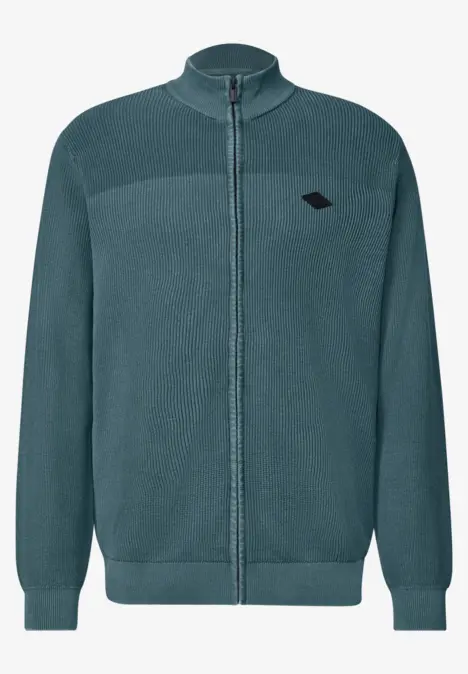 Groene fleecejas met rits, opstaande kraag, geribde boorden en klein borstlogo.
