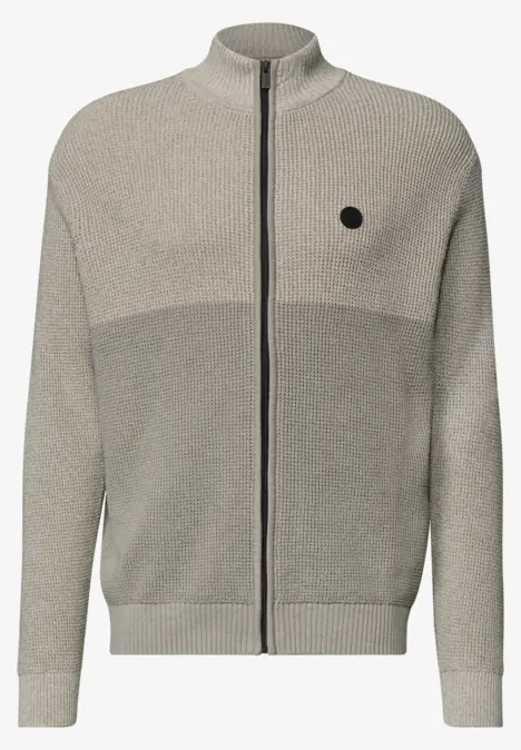 Grijs-beige gebreid vest met volledige ritssluiting en opstaande kraag.