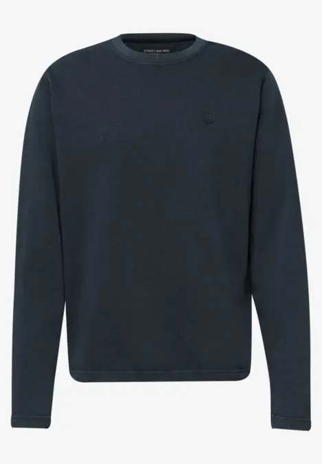 Ein dunkelblauer, unifarbener Pullover mit Rundhalsausschnitt und kleinem Logo auf der Brust.