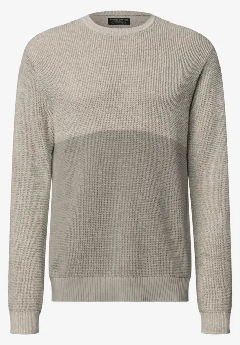 Beige, tweekleurige gebreide trui met ronde hals en geribde boorden bij mouwuiteinden en zoom.