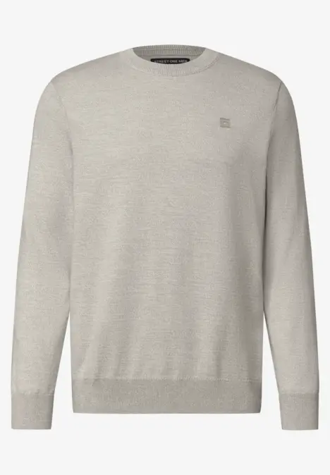 Beige rondehals trui in fijne brei, subtiele structuur en klein ton-op-ton logo op de borst.