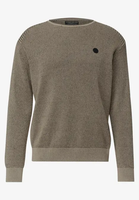 Grauer Strickpullover mit Rundhalsausschnitt und kleinem Logo auf der Brust.