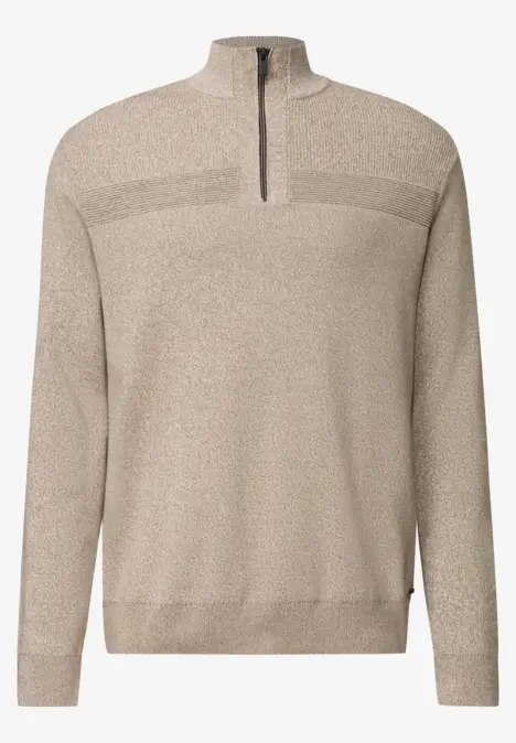 Beiger Strickpullover mit Stehkragen und kurzem Reißverschluss, lange Ärmel und feine Struktur.
