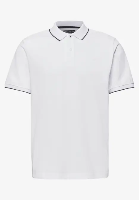 Ein schlichtes weißes Poloshirt mit kurzem Arm und kontrastfarbener Paspelierung an Kragen und Ärmeln.