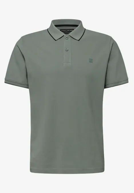 Graues Poloshirt mit kurzem Arm, klassischem Kragen und Knopfleiste, dezentes Logo auf der Brust.