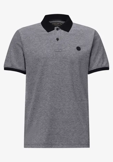 Polo gris avec col noir, bordures de manches noires et petit logo sur la poitrine.